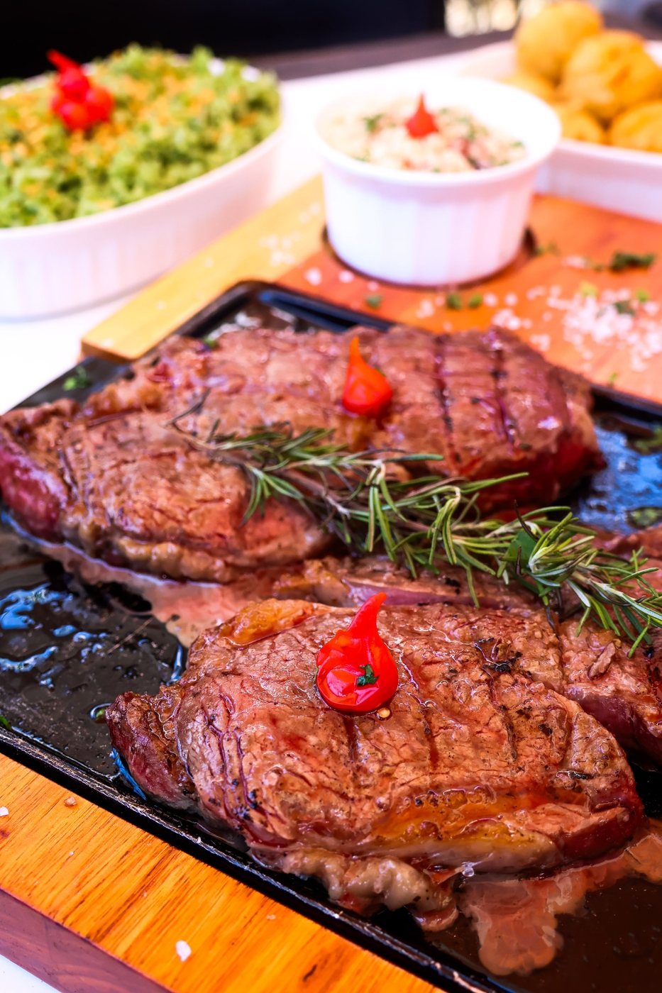 Carne grelhada no ponto — produção que dá água na boca