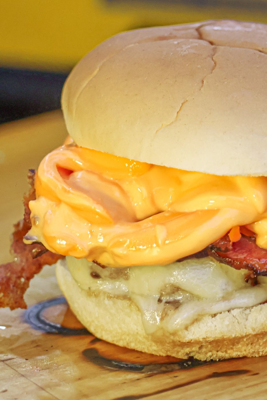 Hambúrguer com ovo e queijo