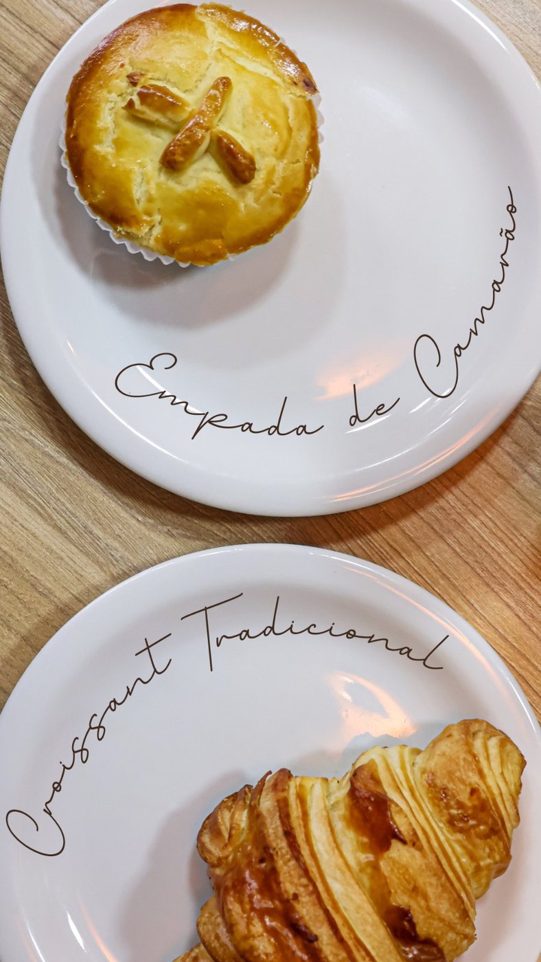 Croissant e empada com pratos personalizados — apresentação que dá desejo