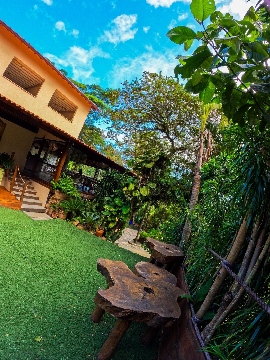 Fachada do espaço com jardim