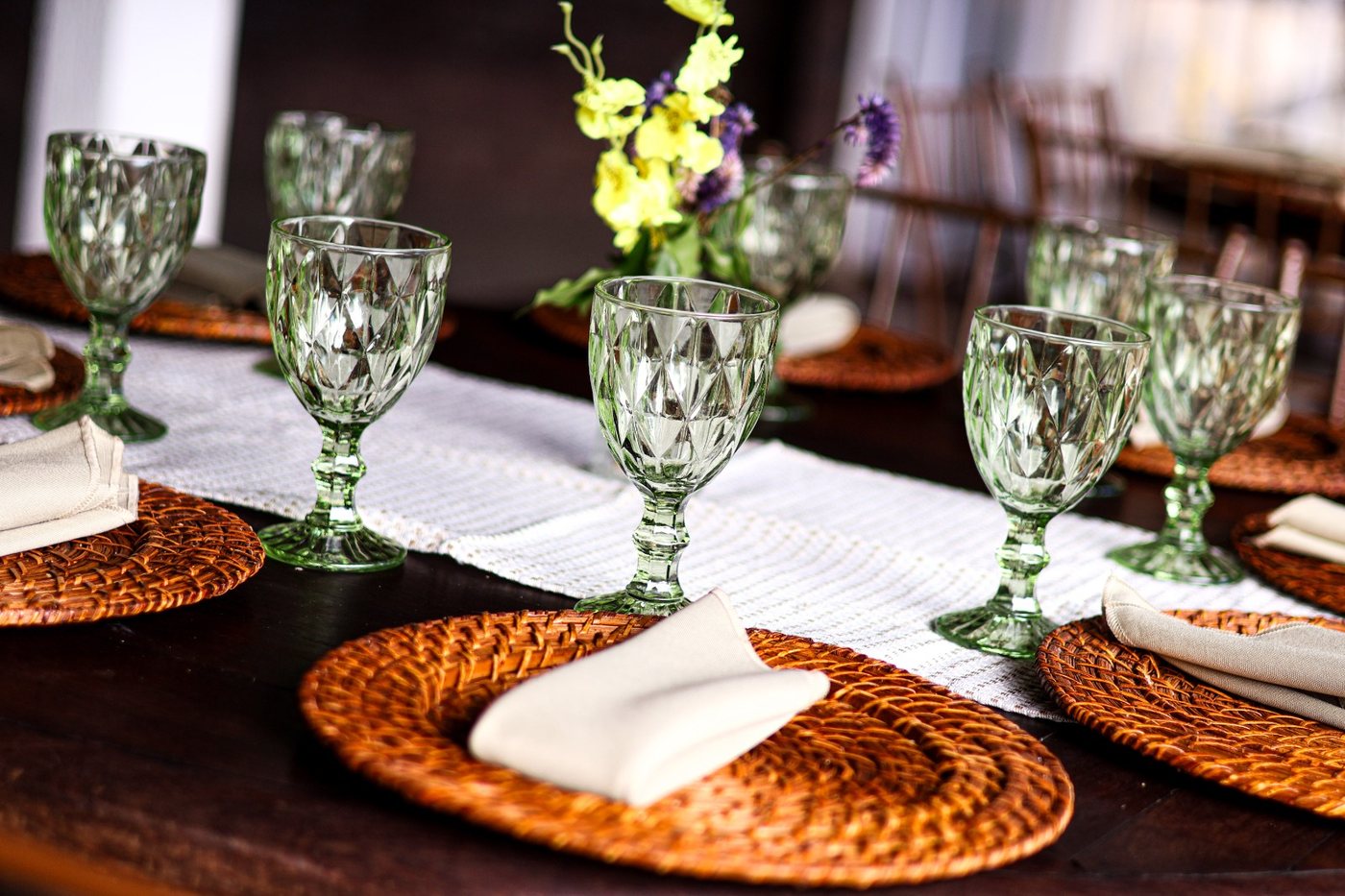 Mesa posta com decoração para evento