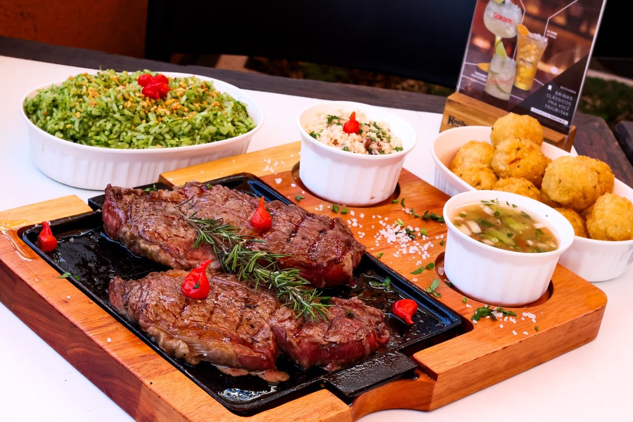 Carne grelhada no ponto — food photography